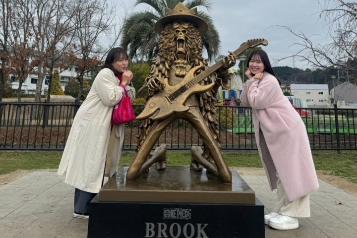 3. Visitantes con la estatua de Brook. Foto - @ogaoga126 (Threads)