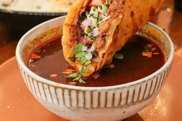 3. Taco de birria con consomé. Foto - @casa_delabirria (Instagram)