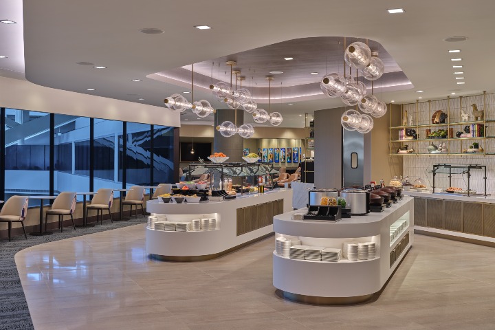 3. Zona de comida en el Delta Sky Club en Denver. Foto - Delta News