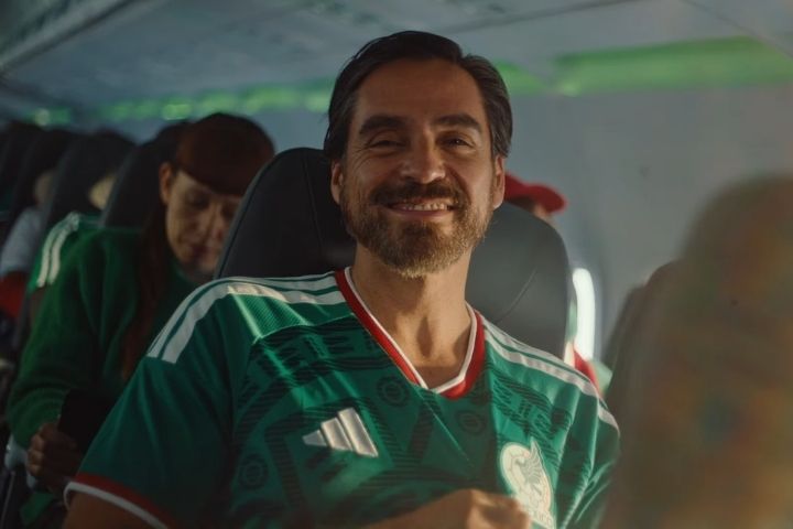 4. Viajero con Jersey de la selección mexicana. Foto - Viva Aerobus (YouTube)