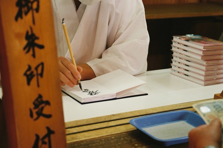 4. Elaboración de sello goshuin. Foto - @paauli_leiva (Instagram)