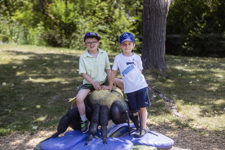 4. Niños con escultura de Pollinators en San Antonio Zoo. Foto - Community Impact