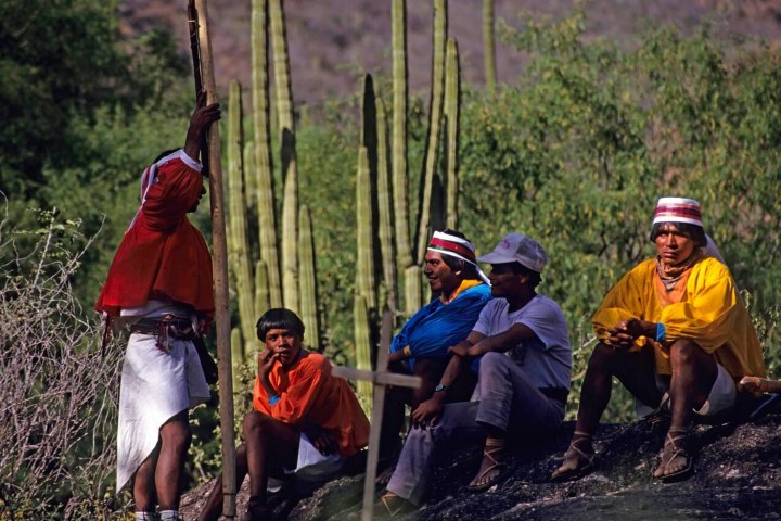 4. Hombres rarámuri platicando. Foto - Alamy