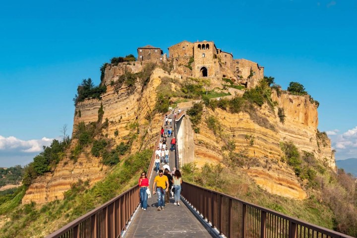 4. Turistas cruzando el puente de Civita di Bagnoregio. Foto - Alamy
