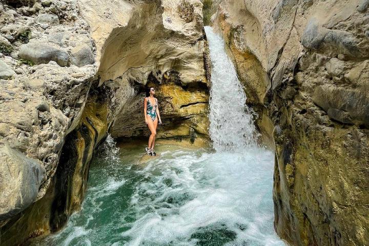 4. Viajera en los Manantiales Kinjua. Foto - @orgullosamentehidalguense.mx (Instagram)