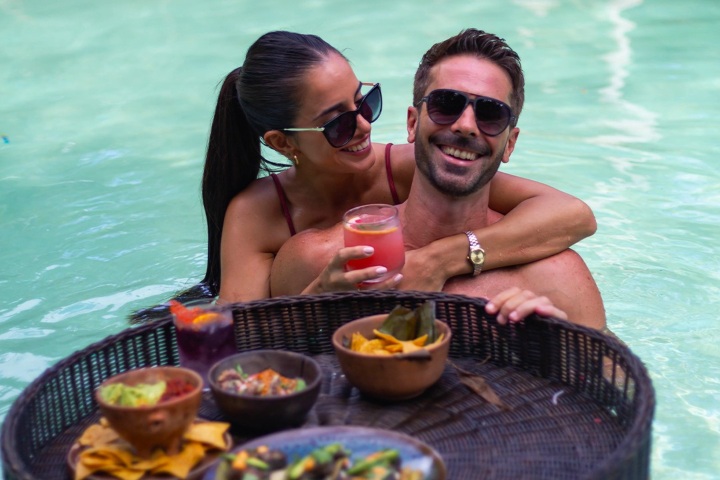 4. Pareja en piscina de Oriundo Luxury Nature Villas. Foto - @oriundo_hotel (Instagram)