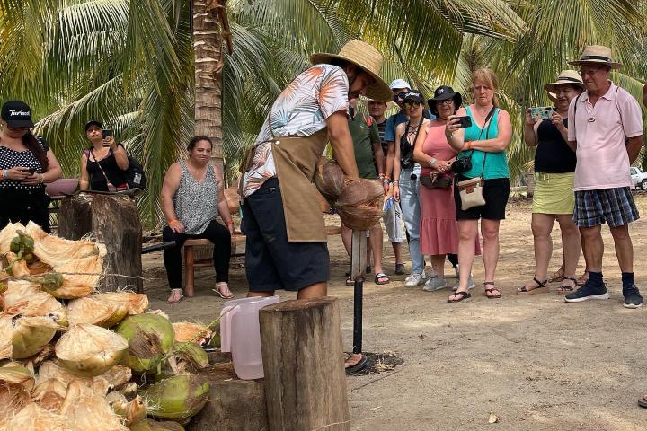 4. Demostración de apertura de cocos. Foto - MUSEO del COCO (Facebook)