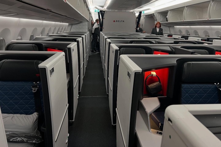 4. Cabina cabina de clase ejecutiva Delta One Suite. Foto - @clintpage1 (Threads)
