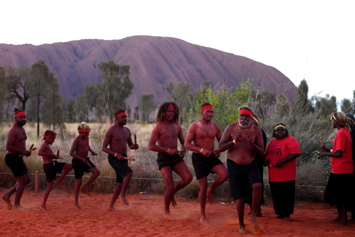 4. Comunidad Anangu haciendo ritual frente a Uluru. Foto - Getty Images
