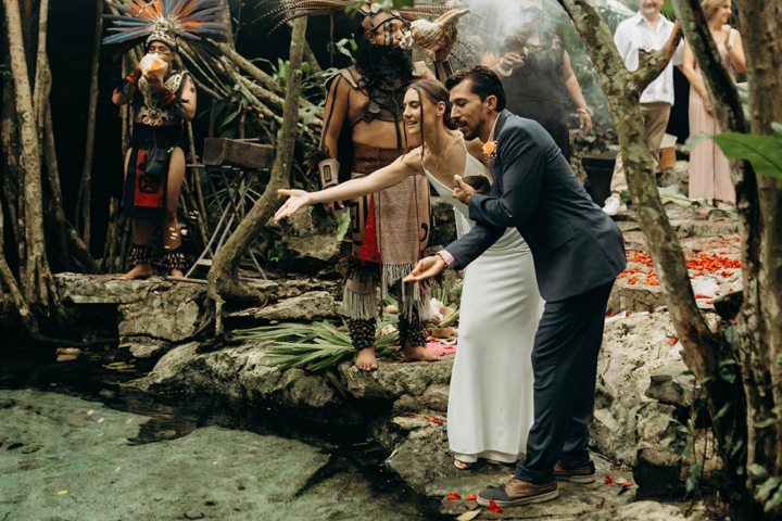 4. Pareja dando ofrenda al agua. Foto - @ilumina_weddings (Instagram)