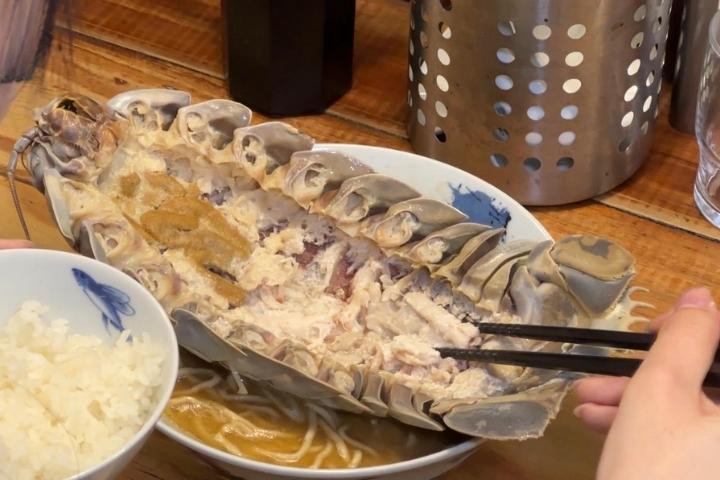 4. Clienta comiendo ramen de isópodo gigante. Foto - TVBS