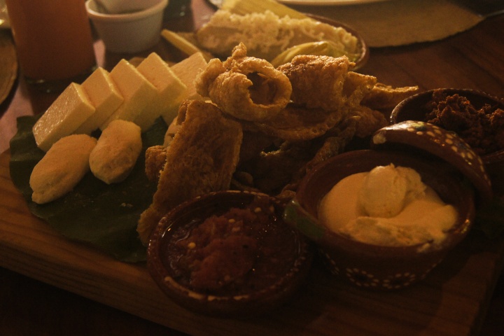 4. Chicharrón, requesón y chorizo servido en Carmelitas Café. Foto - Gus Espinosa