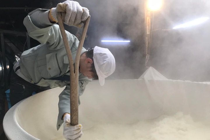 4. Elaboración de sake en la cervecería Kinsuishō. Foto - 福島市唯一の蔵元 金水晶酒造店（Kinsuisho) (Kinsuisho, la única cervecería en la ciudad de Fukushima) (Facebook)