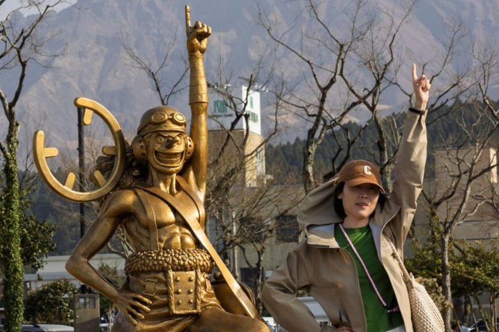 4. Viajera con estatua de Usopp. Foto - Alamy