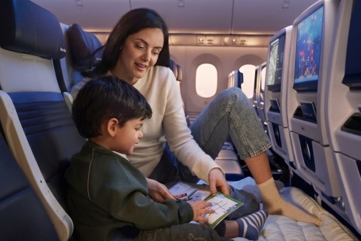 4. Madre e hijo en asientos United Relax Row de United Airlines. Foto - @el_kiombo (Instagram)