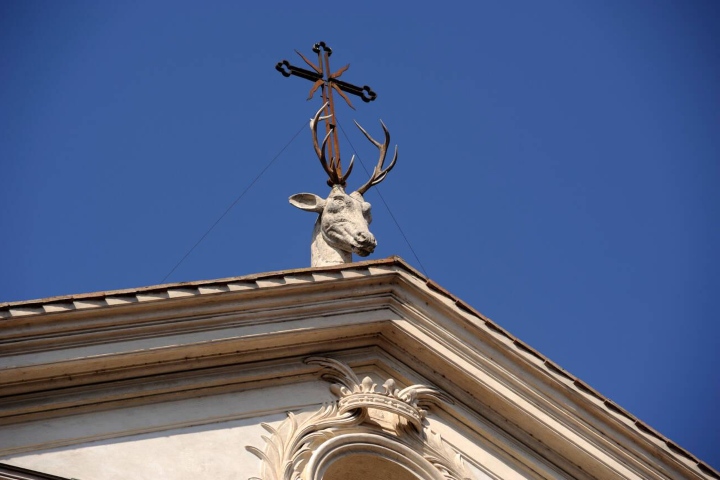 5. Cabeza de ciervo sobre la Iglesia de San Eustaquio. Foto - Alamy