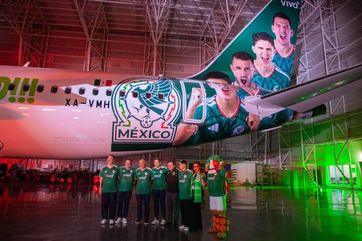 5. Avión de Viva de la selección mexicana. Foto - Archivo Viva