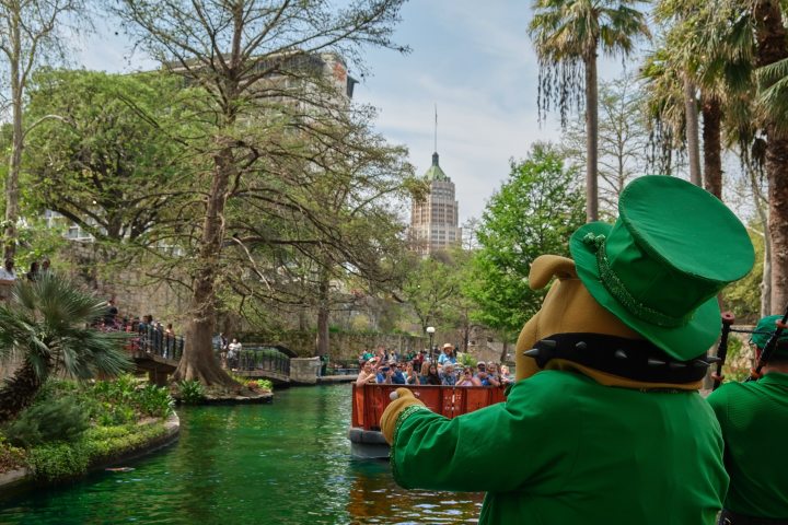 5. Desfile por el río San Antonio en St. Patrick's Day. Foto - @thesanantonioriverwalk (Instagram)