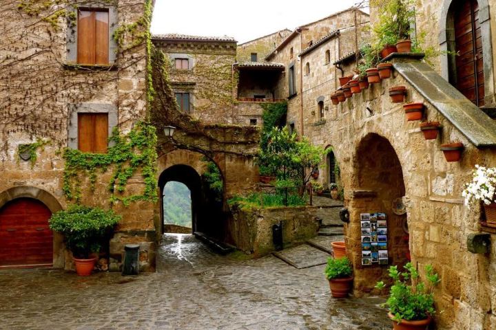 5. Calle en Civita di Bagnoregio. Foto - The Three Tomatoes