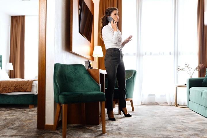 5. Mujer hablando por teléfono desde habitación de hotel. Foto - Getty Images