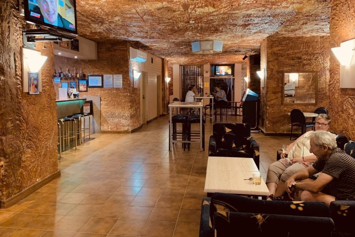 5. Bar en el hotel Desert Cave Hotel. Foto - Desert Cave Hotel (Expedia)