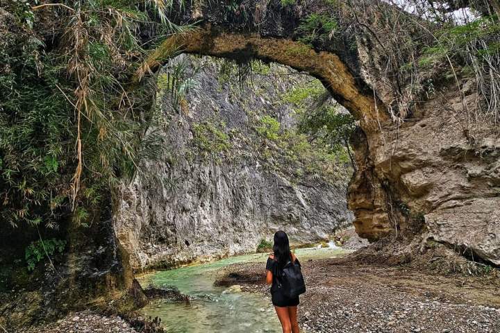 5. Viajera en los Manantiales Kinjua. Foto - @patadeperrolifestyle (Instagram)