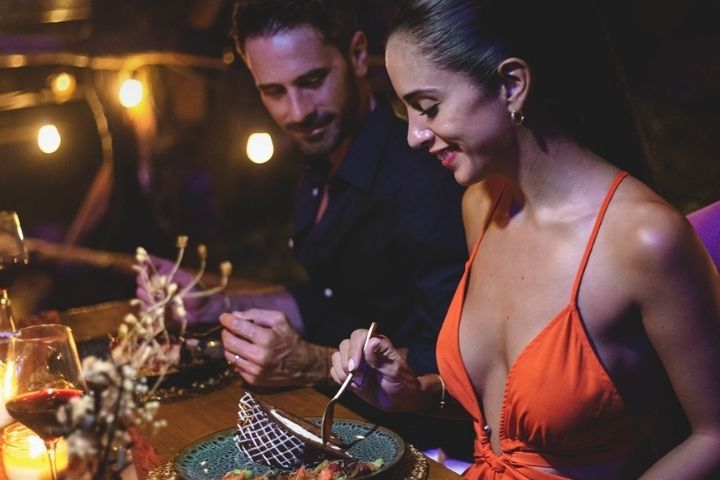 5. Pareja cenando con Tadacena. Foto - @tacendaeventosautenticos (Instagram)
