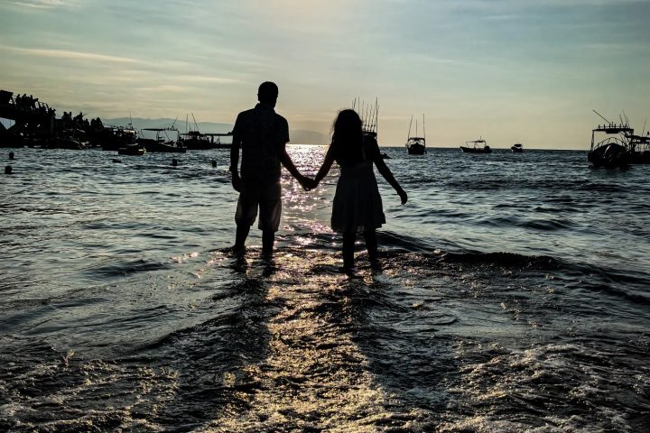 5. Pareja en atardecer en Puerto Vallarta. Foto - @beto.hdz.t (Instagram)