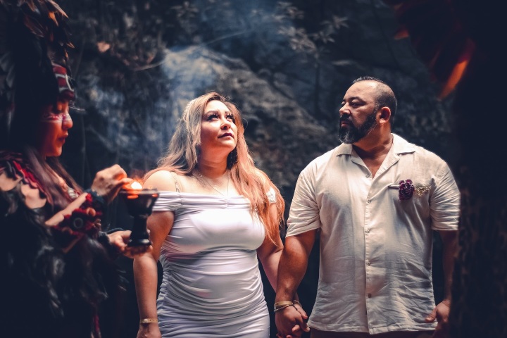 5. Pareja vestida de blanco durante boda maya. Foto - @bridesotb (Instagram)