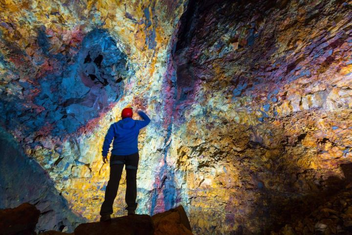 5. Viajero mirando el interior del Thrihnukagigur. Foto - Alamy
