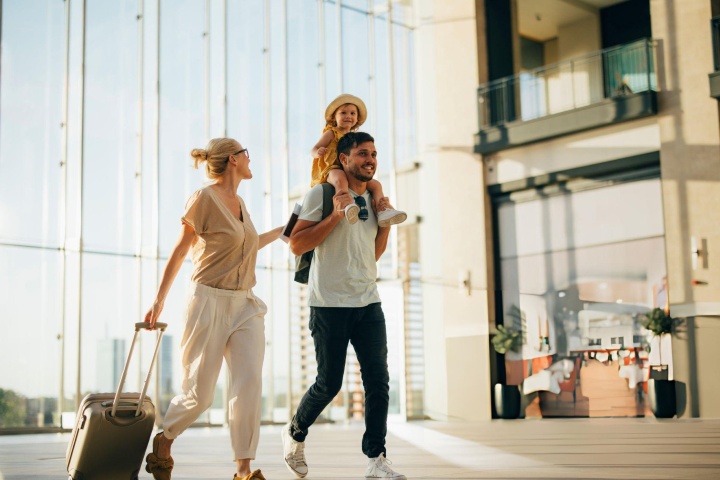 Familia en aeropuerto. Foto - Getty Images