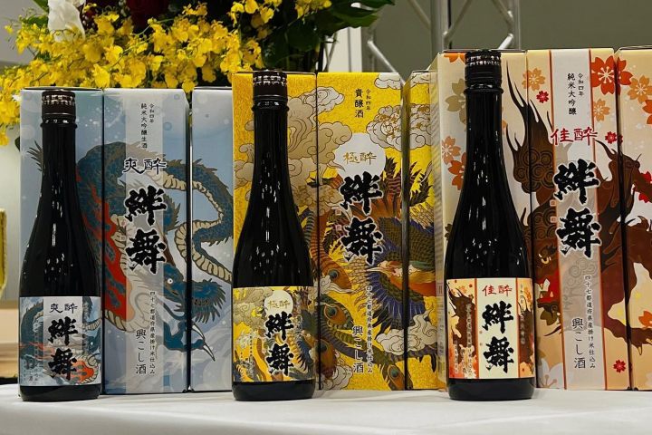 5. Sakes Kizuna Mai. Foto - 曙酒造株式会社『天明』『一生青春』醸造元 (Akebono Shuzo Co., Ltd., fabricante de cerveza de "Tenmei" e "Issho Seishun") (Facebook)