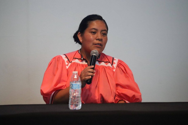 6. Sewá Morales anunciando el Diccionario Web Ralámuli-Español. Foto - Archivo Chihuahua