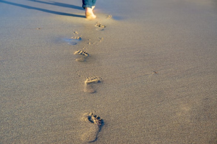 6. Huellas en la playa. Foto - Piotr Musioł (Unsplash)