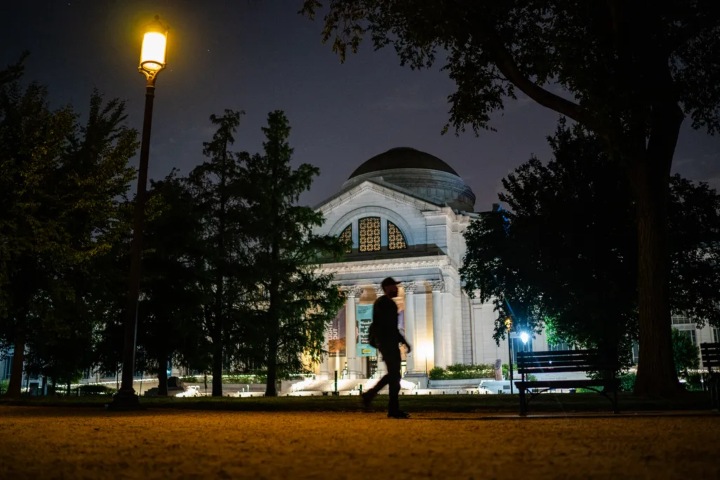 6. Museo Nacional de Historia Natural Smithsonian durante la noche. Foto - Smithsonian Megazine