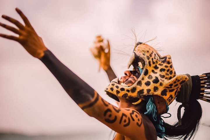 6. Guerrero jaguar participando en boda maya. Foto - @bridesotb (Instagram)