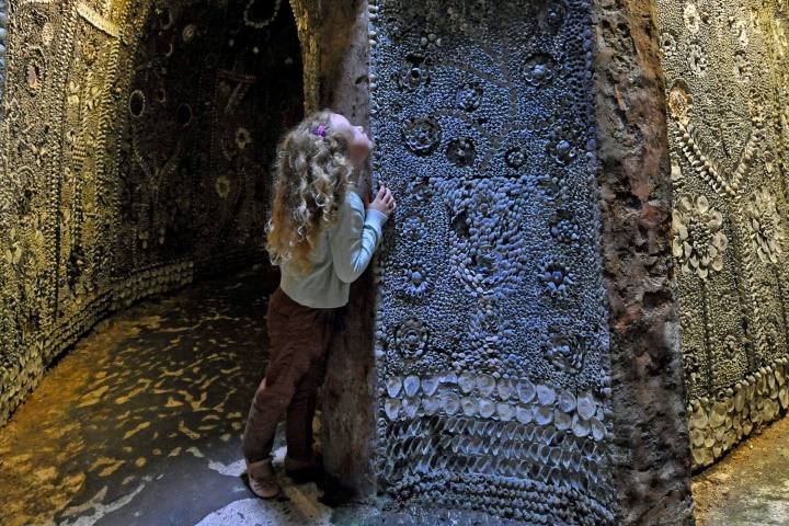 6. Niña en la Gruta de las Conchas. Foto - @visitthanet (Instagram)
