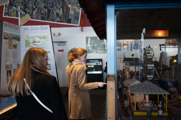 6. Visitantes en el Musée Mécanique con máquina de feria. Foto - museemecanique