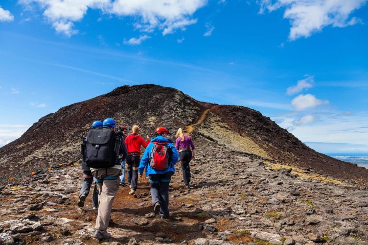 6. Viajeros caminando hacia el volcán Thrihnukagigur. Foto - Alamy