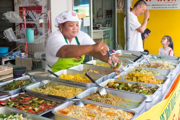 6. Servicio de comida vegetariana durante el Festival Vegetariano de Phuket. Foto - iStock