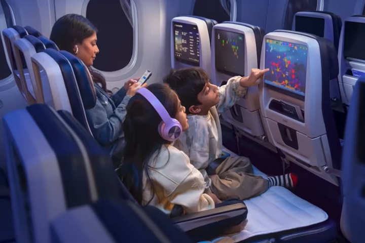 6. Niños jugando con pantallas de UNited Airlines. Foto - dailyvoice