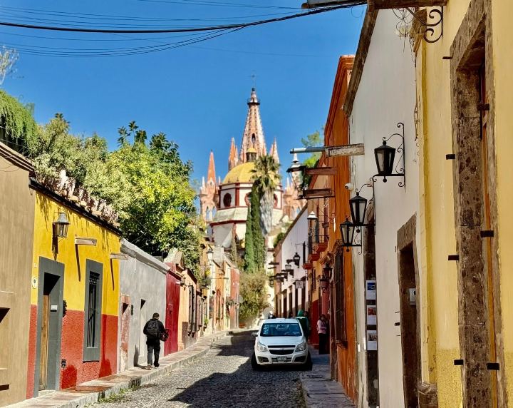 7. Calle en San Miguel Allende. Foto - @cayucos.realestate (Instagram)