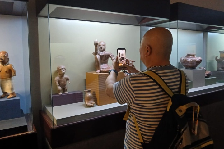 7. Viajero en el Museo Universitario Alejandro Rangel Hidalgo. Foto - Museo Universitario Alejandro Rangel Hidalgo (Facebook)