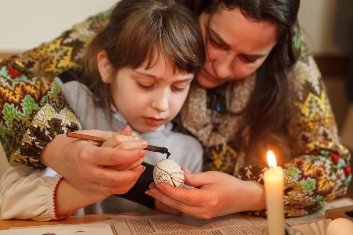 7. Mamá con hija haciendo pysanky. Foto - Alamy