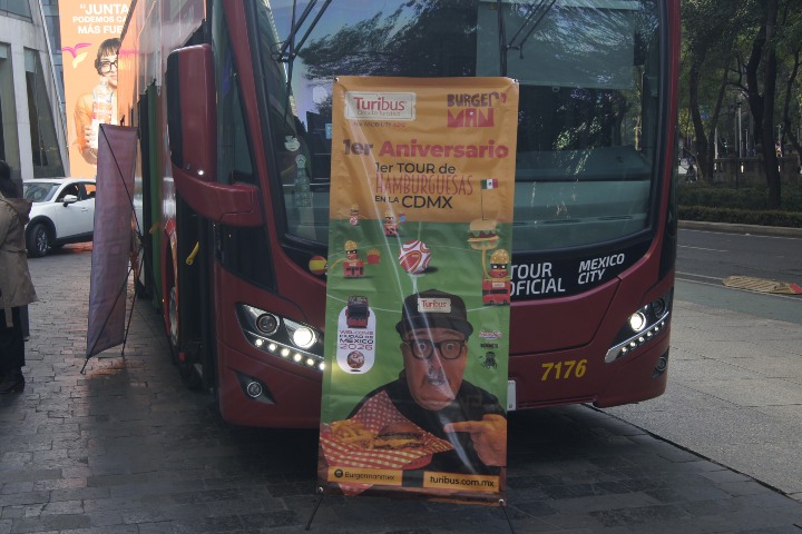 7. Banner Display del primer aniversario anual del Turibus BurgerMan. Foto - Gus Espinosa