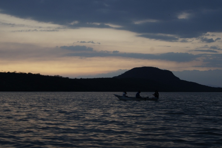7. Lancha en presa Solís durante el amanecer. Foto - Gus Espinosa