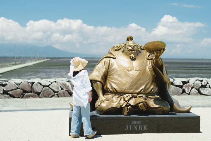 7. Viajera con estatua de Jinbe. Foto - hisvisitjapan