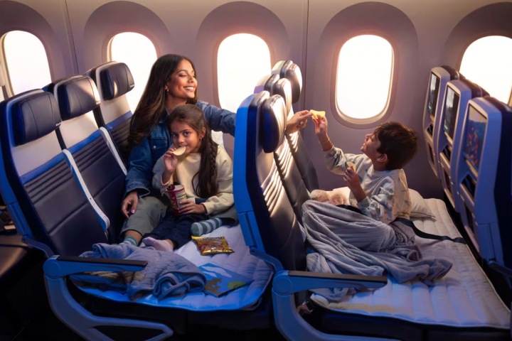 7. Familia en asientos de United Relax Row. Foto - Disney Tourist Blog