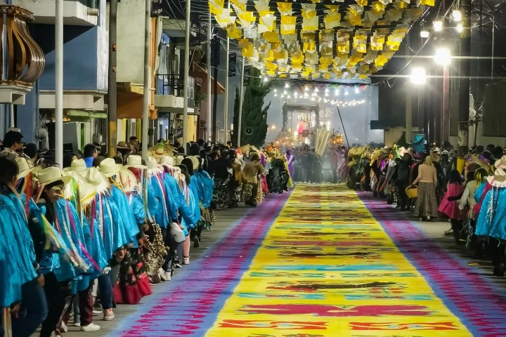 7. Tapetes de aserrín durante la Feria Regional de Chalchicomula de Sesma. Foto - @danoaguiza (Instagram)