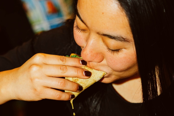 8. Mujer comiendo taco. Foto - @elgallo.taquerias (Instagram)